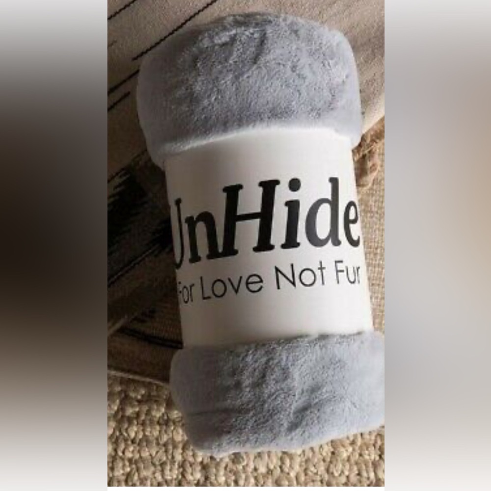 Unhide - Silver 60 x 80